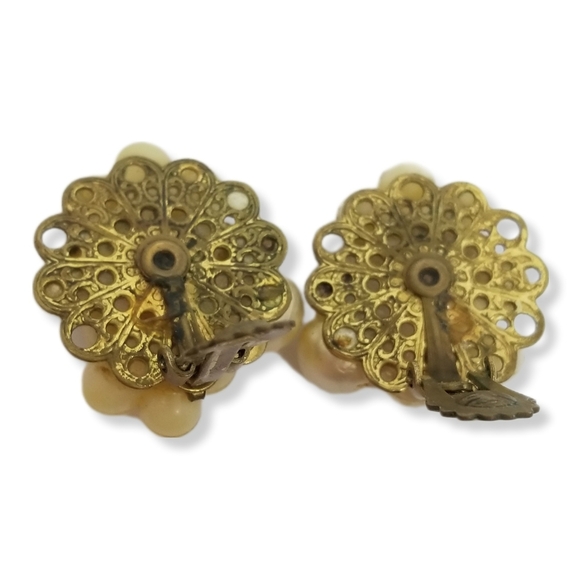 VINTAGE FAUX PEARL & GOLDTONE FILIGREE CLUSTER DESIGN CLIP ON EARRINGS - Picture 7 of 7
